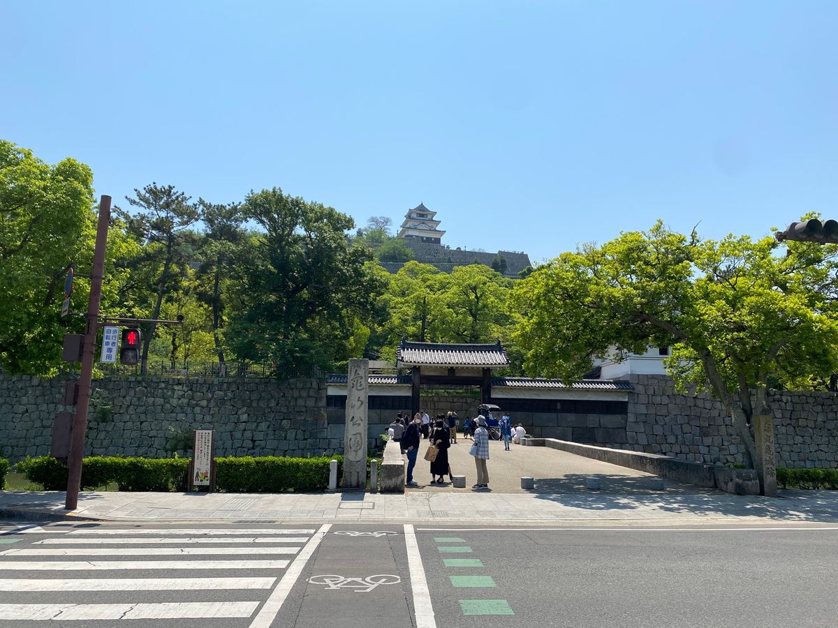 丸亀城！
坂が急すぎる！笑
石垣が高すぎる！
高いところにお城ある！