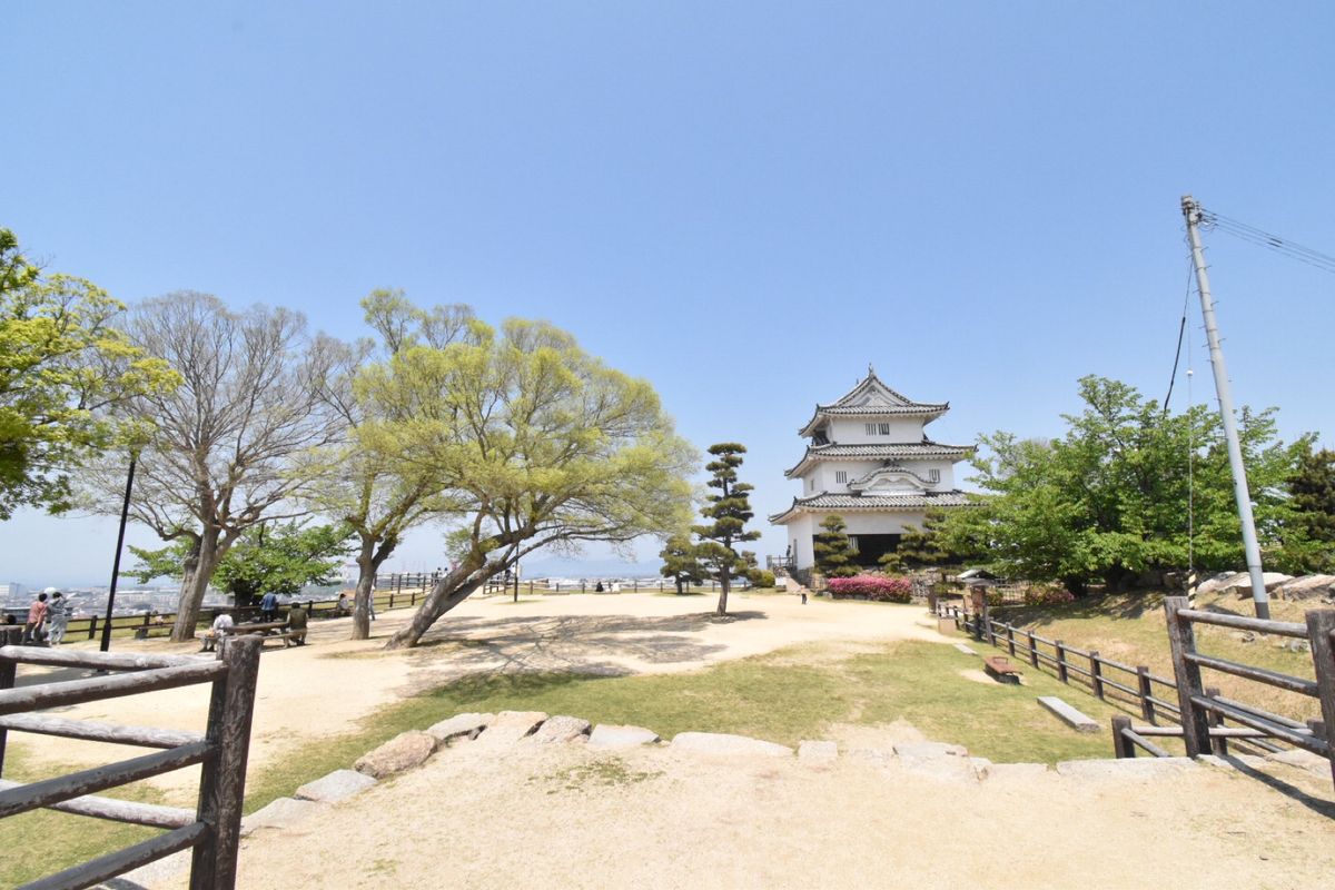 丸亀城！
坂が急すぎる！笑
石垣が高すぎる！
高いところにお城ある！