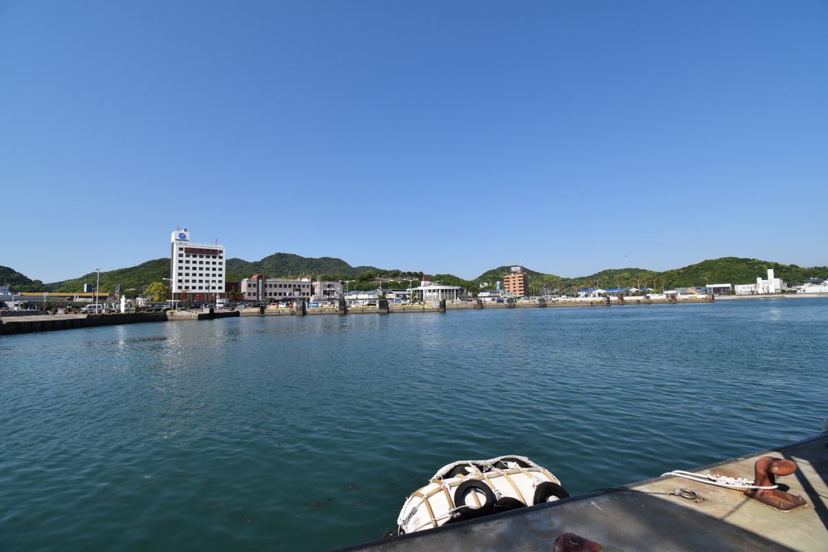 小豆島へ高速艇で！
輪っかの中にヤドンフェリーがおさまった！笑