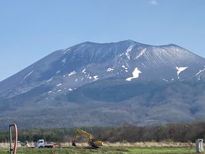 北軽井沢（正確には嬬恋村だけど）から見た浅間山。あちらこちらで桜が咲いてま...