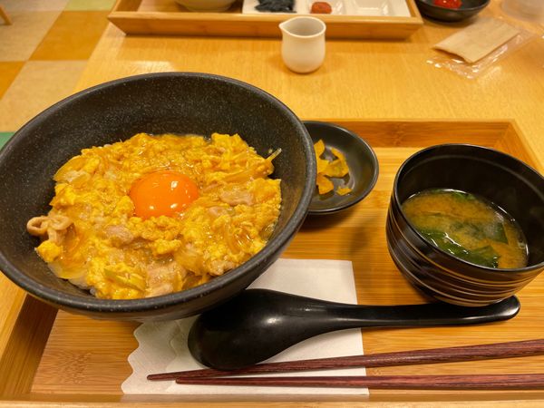 日本・岩手県「わんこそばチャレンジ！」の写真：卸町#杜の市場#たまご舎#親子丼