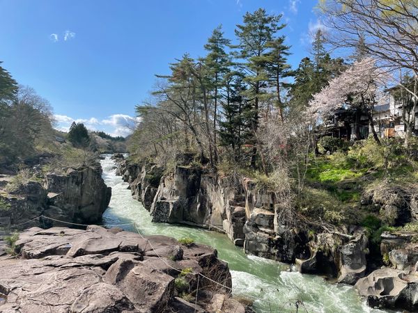 日本・岩手県「わんこそばチャレンジ！」の写真：厳美峡