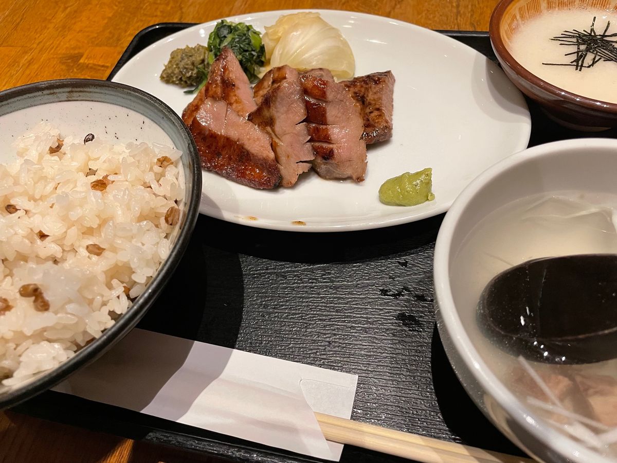 最後にロープウェイで鶴見山に登り、別府湾を見下ろす。やや曇ってた😞
ニャー...