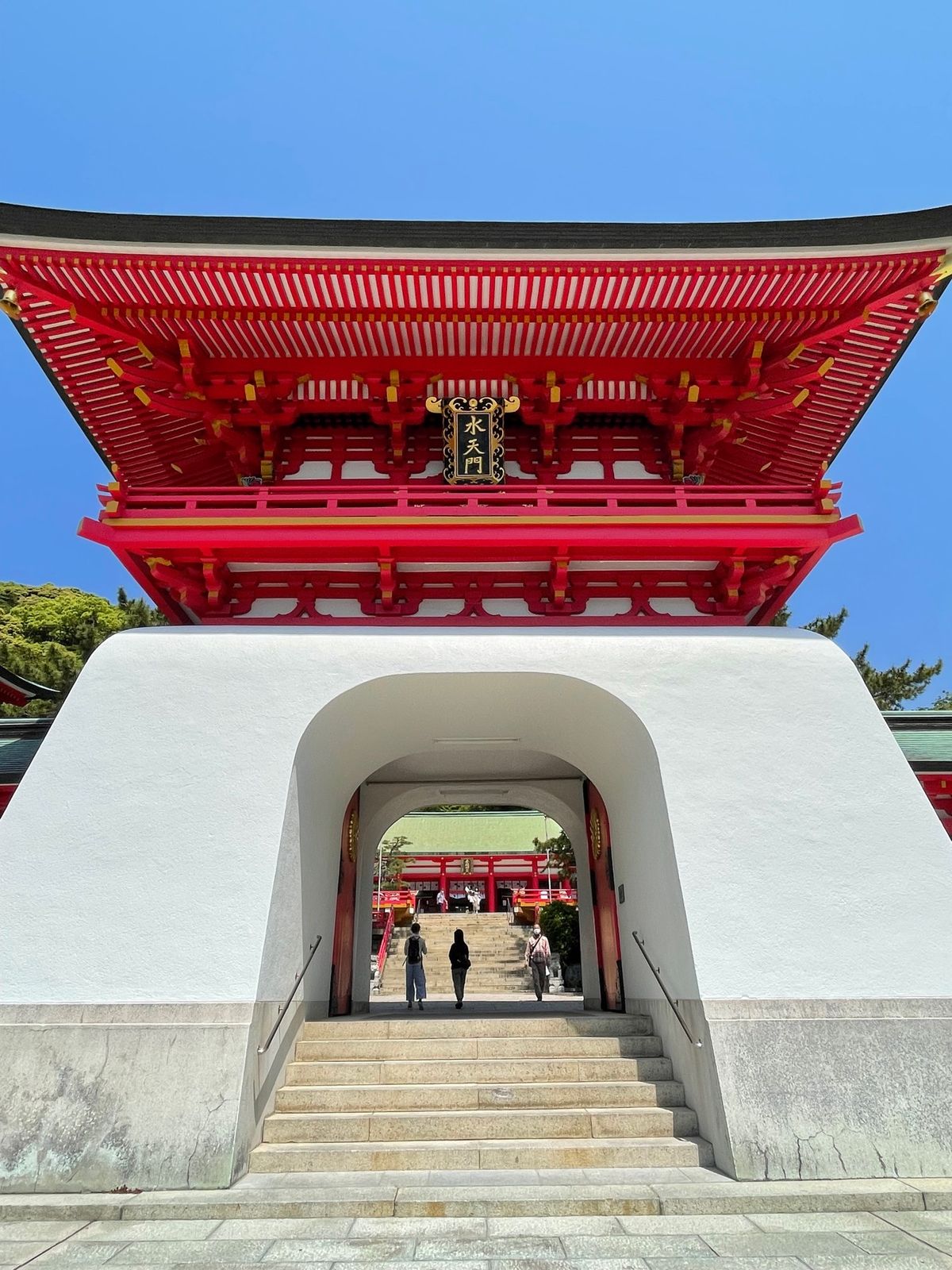 壇ノ浦の戦いで入水された安徳天皇を祀った赤間神宮。

近くの亀山八幡宮では...