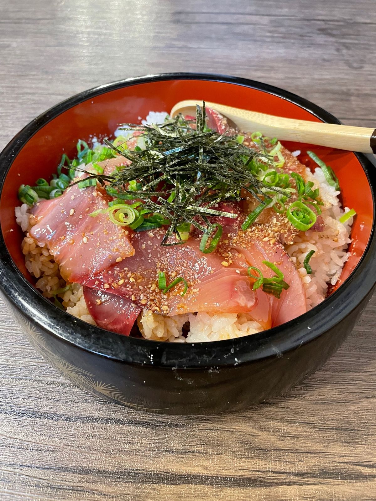 鉄輪温泉の湯けむりは怖いけど面白い。

夕飯は名物りゅうきゅう丼ととり天。