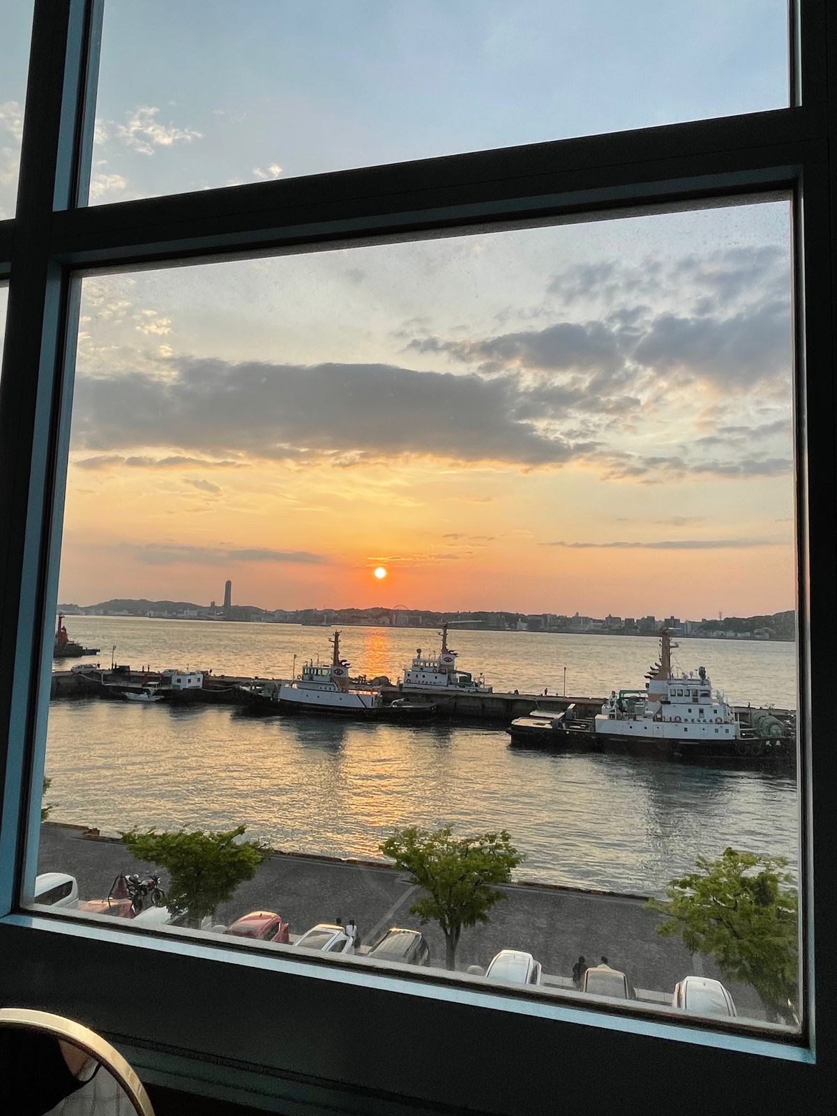 一度泊まってみたかったプレミアホテル門司港。
海峡ビューの部屋から夕日が見...