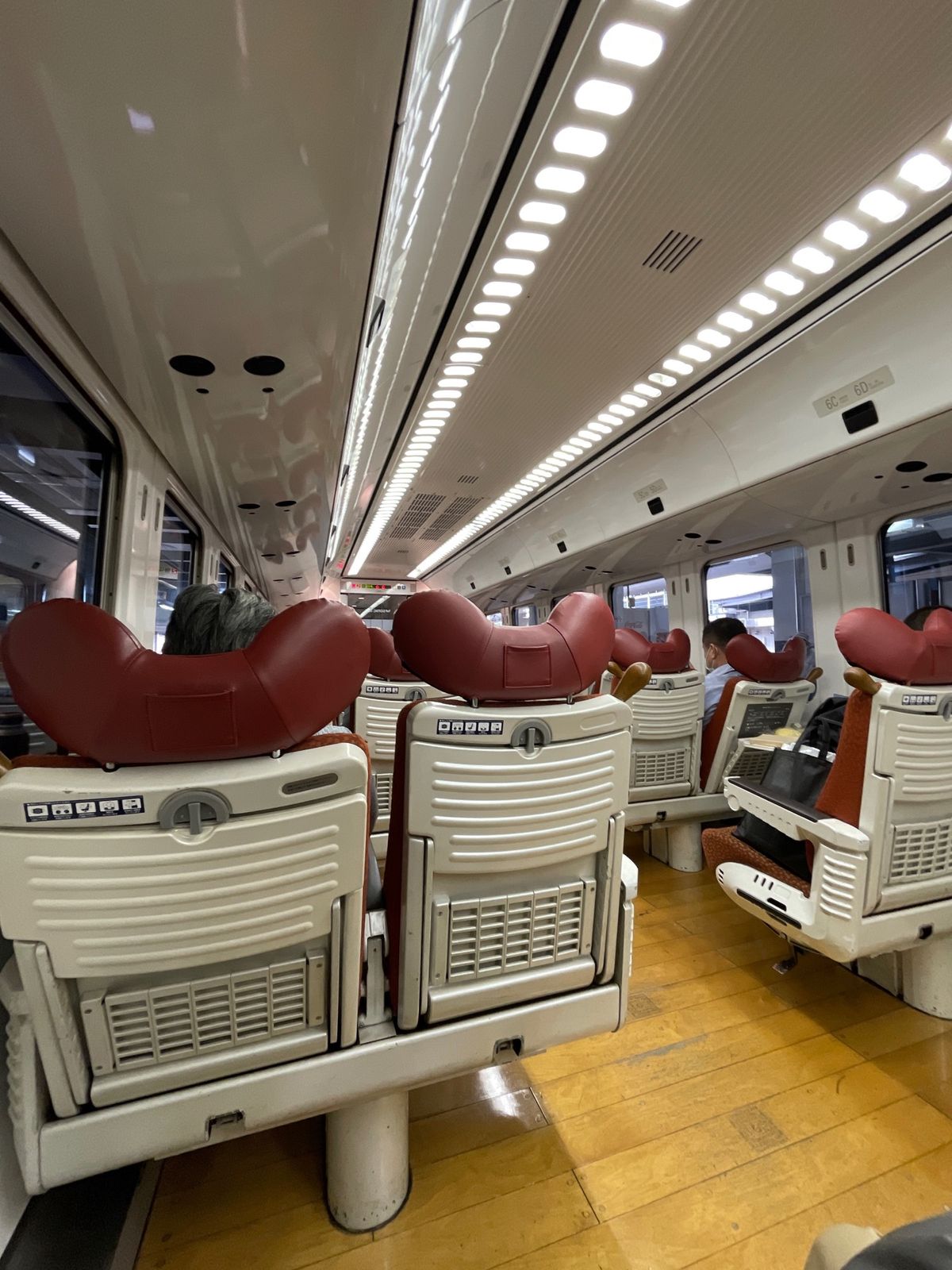 特急ソニックで小倉から別府へ移動。
左の車窓からの風景を楽しみにしてたのに...