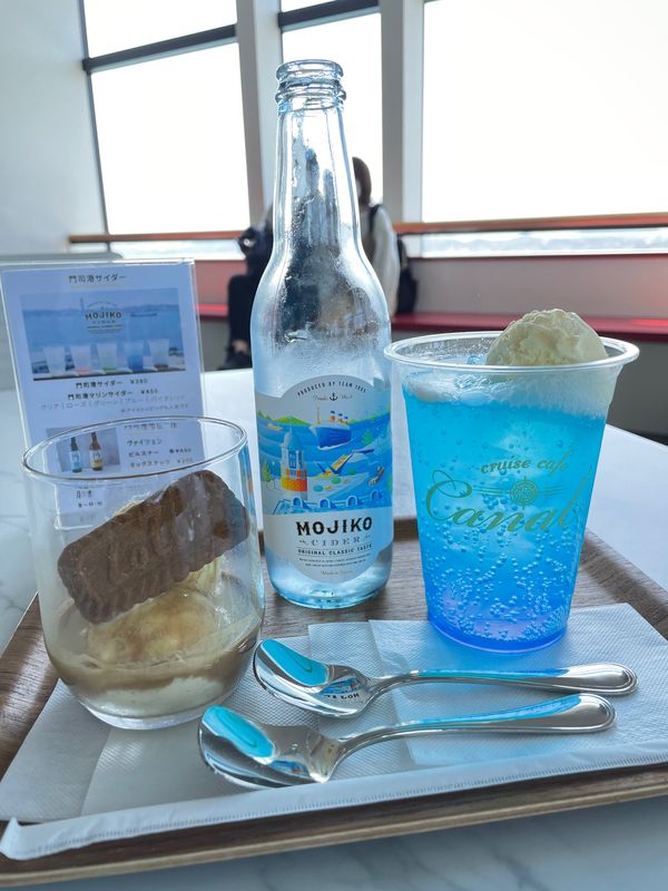 日本・山口県「関門海峡〜別府の旅」の写真：門司港の展望室で飲んだブルーのシロップ＋...