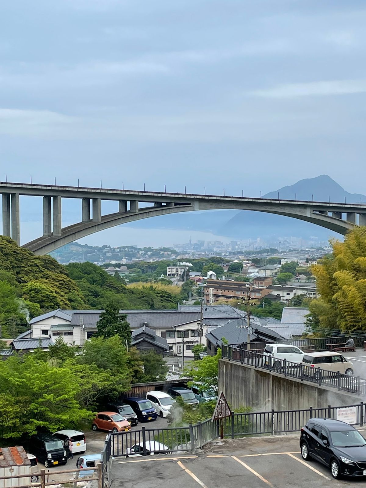 鉄輪からバスに乗って行った明礬温泉。
湯の花小屋の並ぶ風景が面白かった。
...
