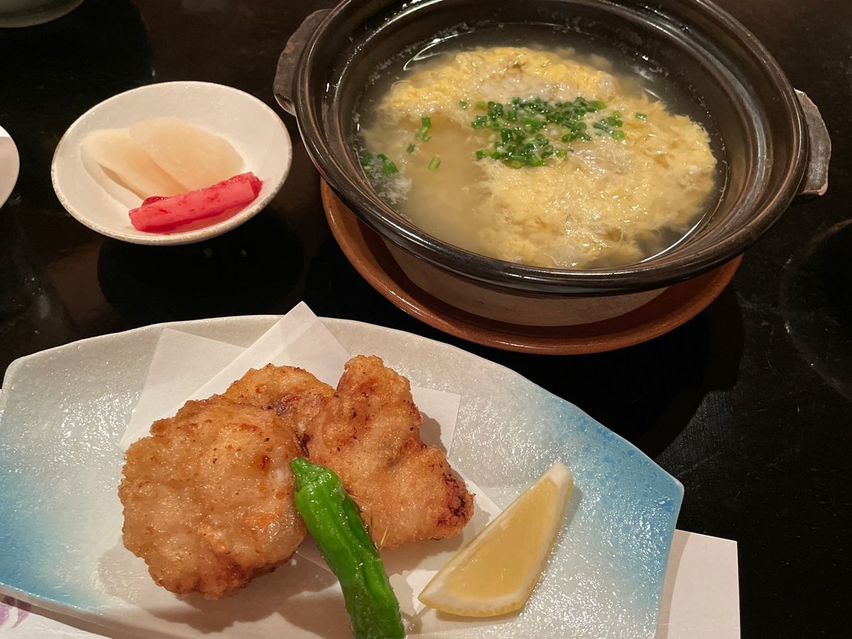 夕食はホテルでふく会席。
お腹はり裂けないように少なめのコースにしたのは正...