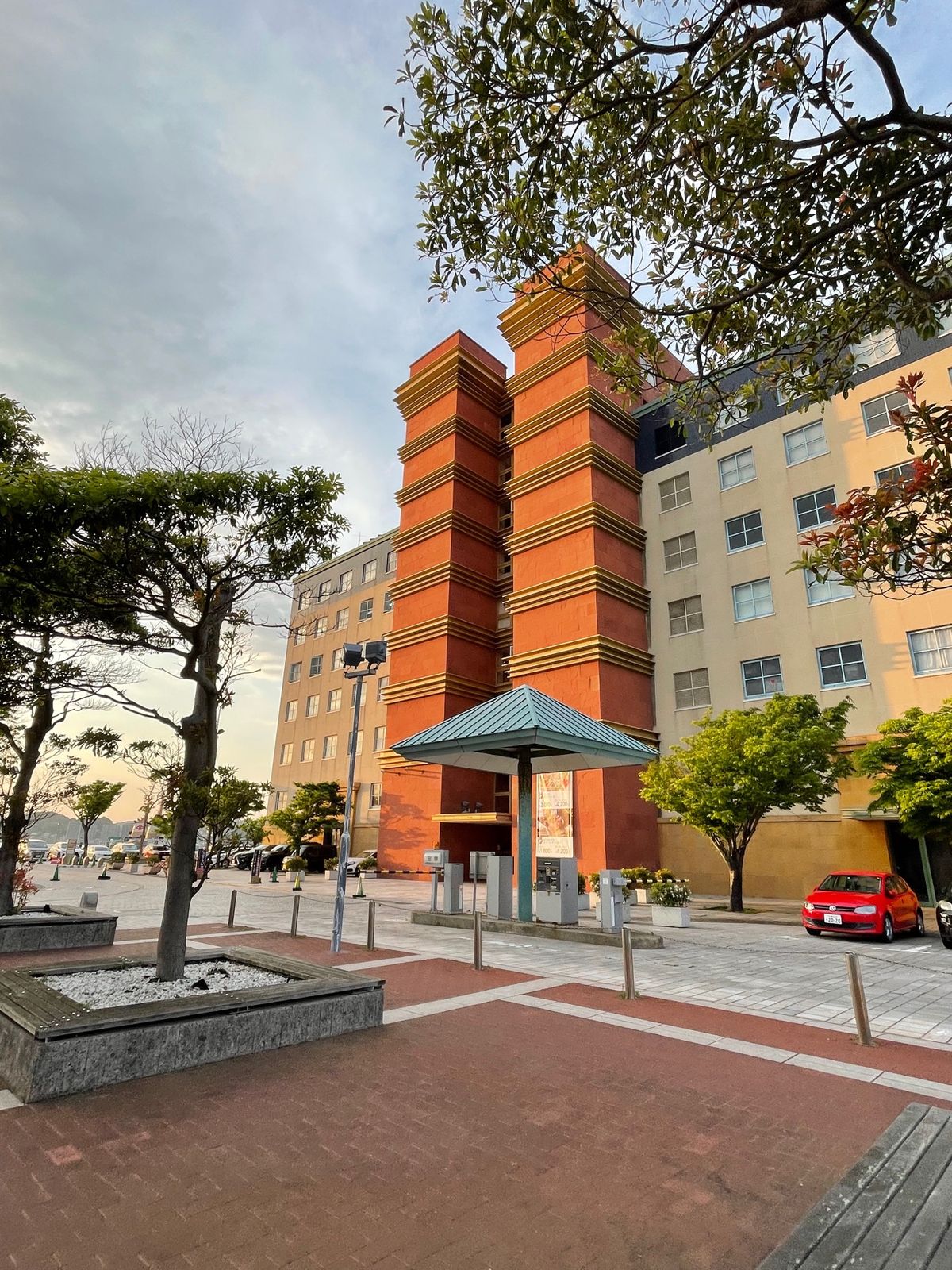 一度泊まってみたかったプレミアホテル門司港。
海峡ビューの部屋から夕日が見...