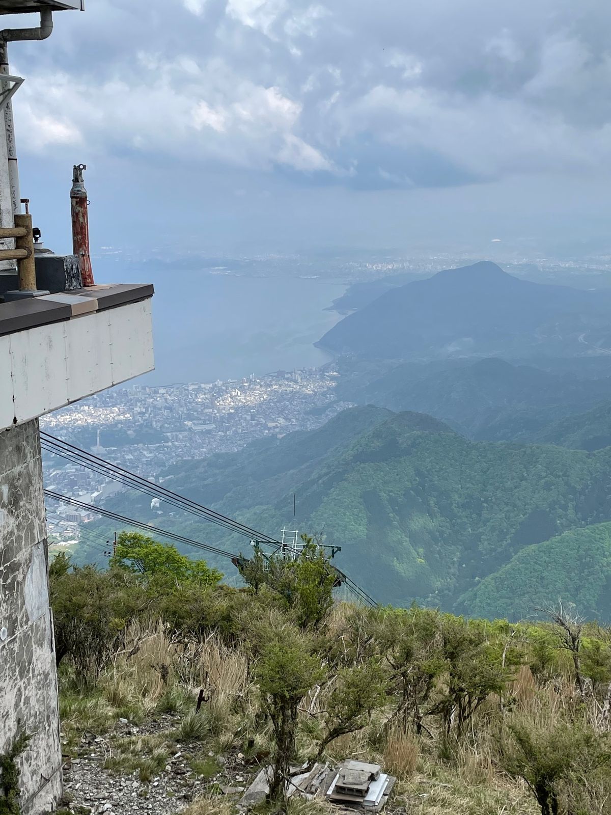 最後にロープウェイで鶴見山に登り、別府湾を見下ろす。やや曇ってた😞
ニャー...