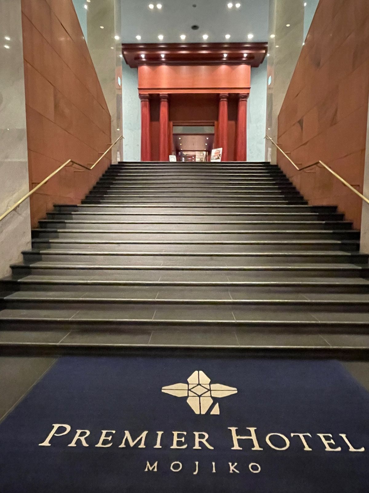 一度泊まってみたかったプレミアホテル門司港。
海峡ビューの部屋から夕日が見...