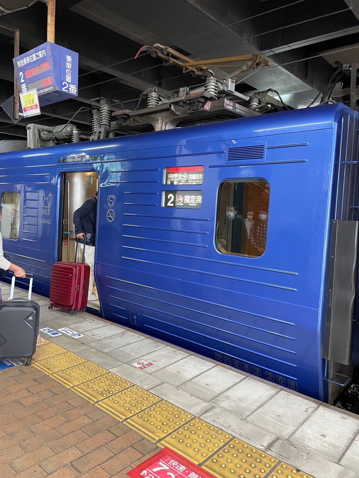 特急ソニックで小倉から別府へ移動。
左の車窓からの風景を楽しみにしてたのに...