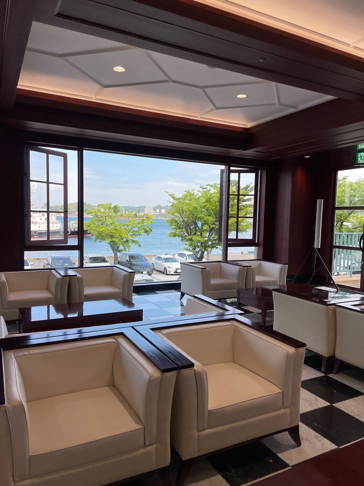 一度泊まってみたかったプレミアホテル門司港。
海峡ビューの部屋から夕日が見...