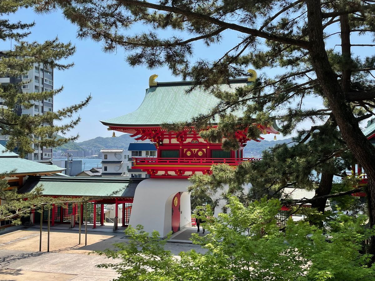 壇ノ浦の戦いで入水された安徳天皇を祀った赤間神宮。

近くの亀山八幡宮では...