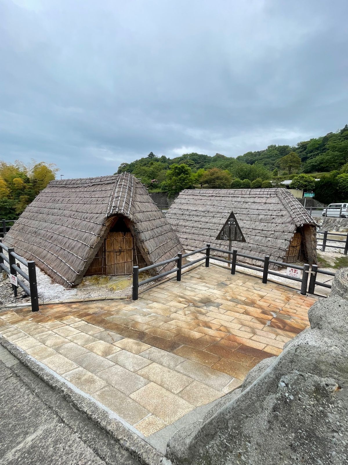 鉄輪からバスに乗って行った明礬温泉。
湯の花小屋の並ぶ風景が面白かった。
...