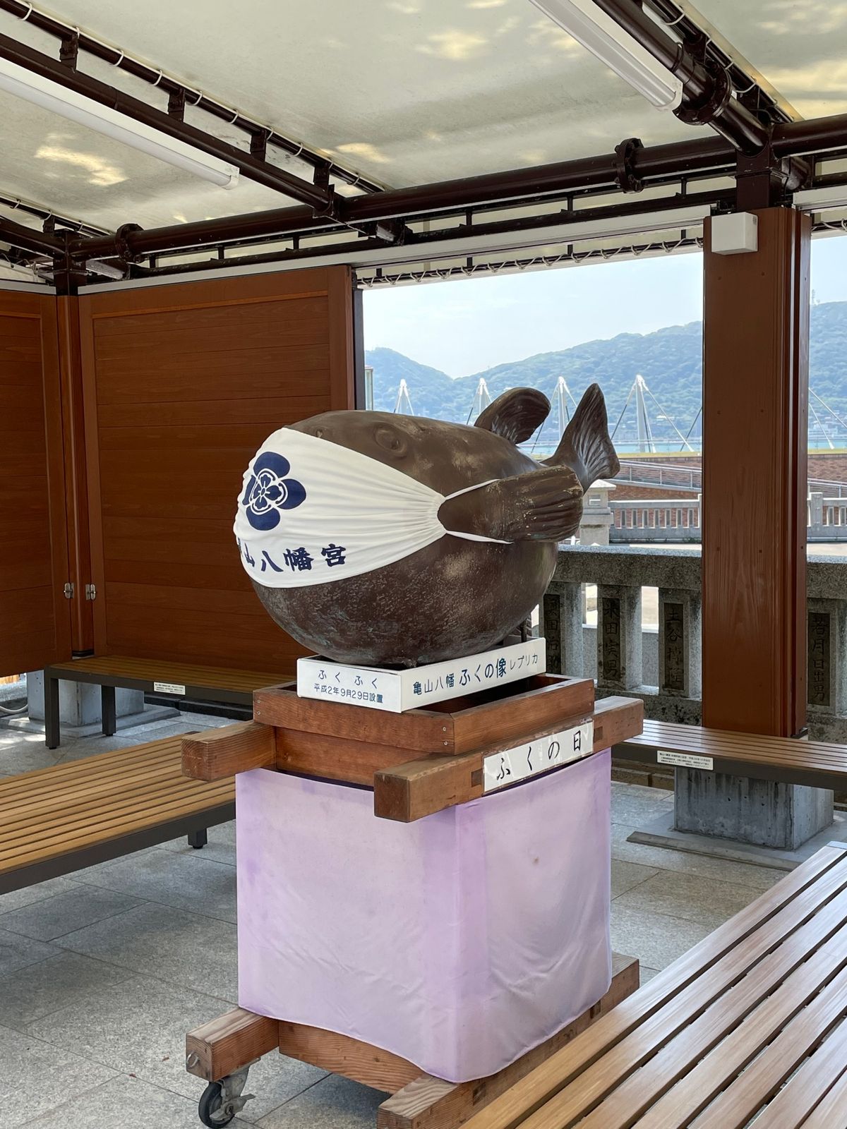 壇ノ浦の戦いで入水された安徳天皇を祀った赤間神宮。

近くの亀山八幡宮では...