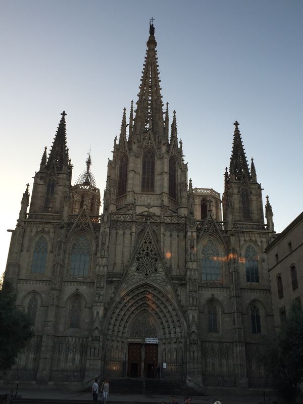 スペイン・バルセロナ「バルセロナ」の写真：ホテル近くの聖堂