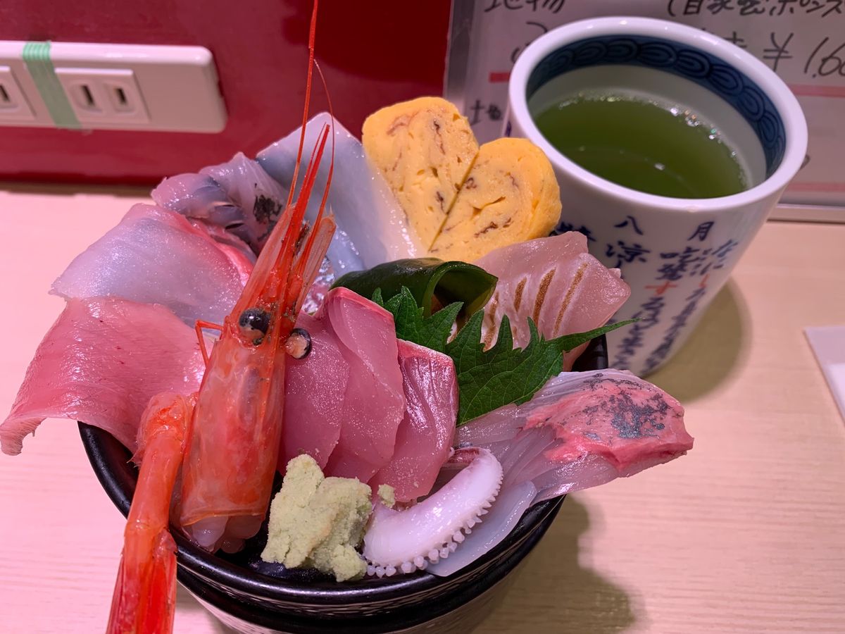 翌日　朝ごはんはホテルから徒歩5分ほどの近江町市場で
7:30の時点で開店...