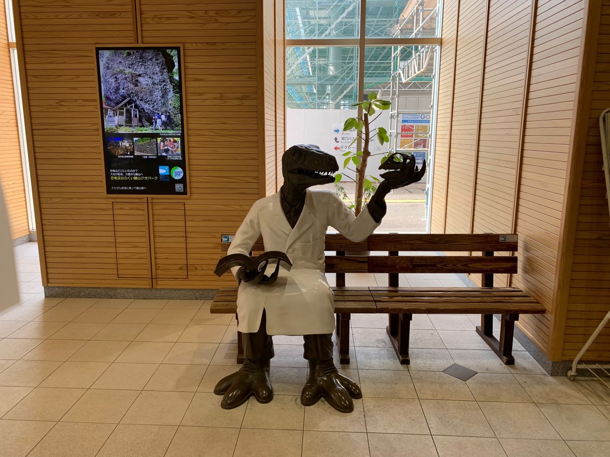 翌日　朝ごはんはホテルから徒歩5分ほどの近江町市場で
7:30の時点で開店...