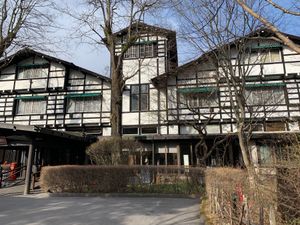 軽井沢駅で拾ってもらい
まずは万平ホテルでお茶
