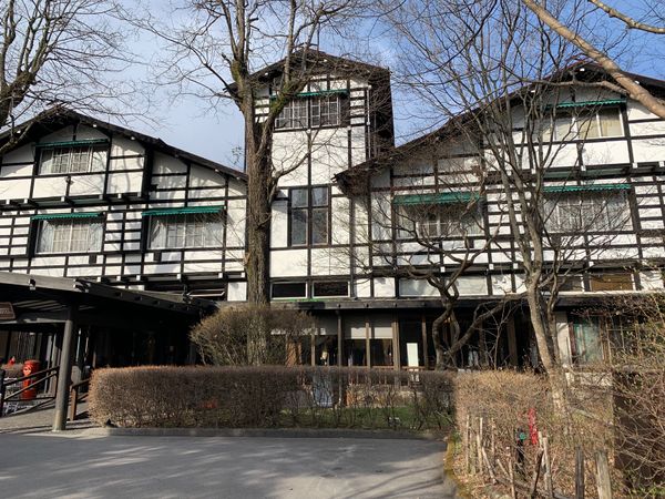 日本・軽井沢「桜咲く　春の軽井沢」の写真：軽井沢駅で拾ってもらい
まずは万平ホテル...