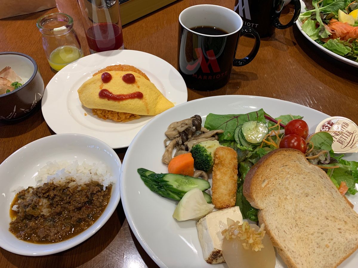 晩ごはんは、草間さんのランチでお腹がすかず、
またまたラウンジで

翌朝は...