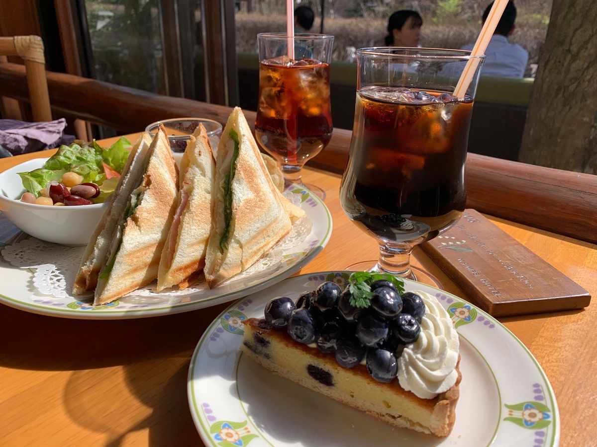 軽井沢駅で拾ってもらい
まずは万平ホテルでお茶
