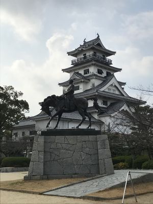 今治城、宇和島城、湯築城跡、松山城て４つ城巡りができました🏯昼食は名物の鯛...