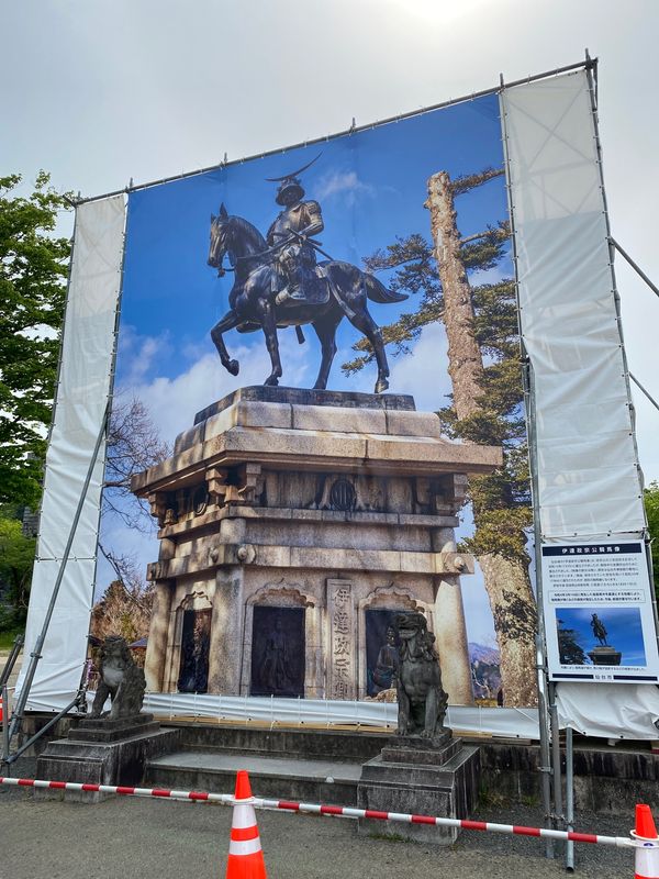 日本・宮城県「待ってろ牛タン！仙台アゲイン」の写真：伊達政宗公騎馬像は地震で傾いてしまって修...