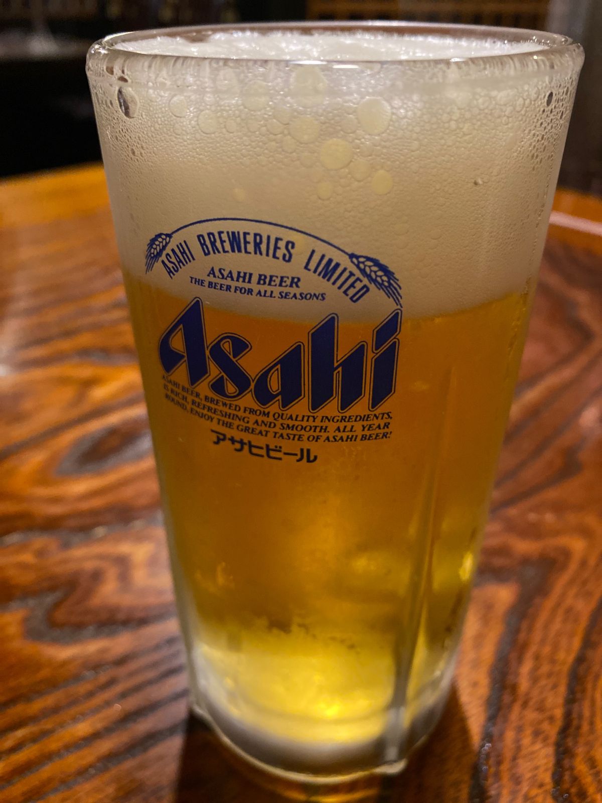 お待ちかねの厚切り牛タン。
ビールが進む。