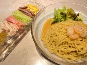 ランチの2食目。
ごまだれの冷やし中華にデザートはずんだシェイク。