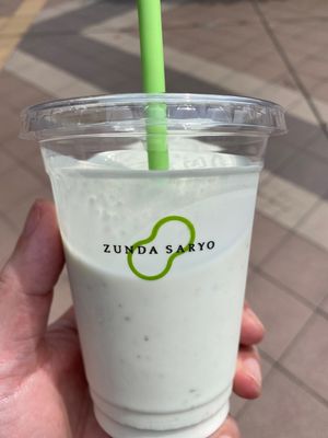 ランチの2食目。
ごまだれの冷やし中華にデザートはずんだシェイク。