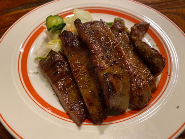 日本・宮城県「待ってろ牛タン！仙台アゲイン」の写真：お待ちかねの厚切り牛タン。
ビールが進む。