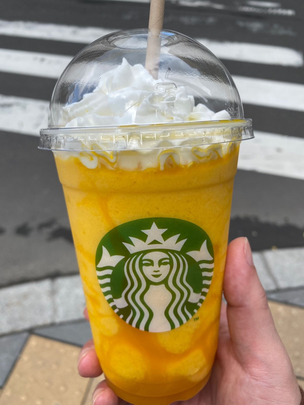 スタバでデザートを買いつつ平岸高台公園へと。
めちゃいい天気。