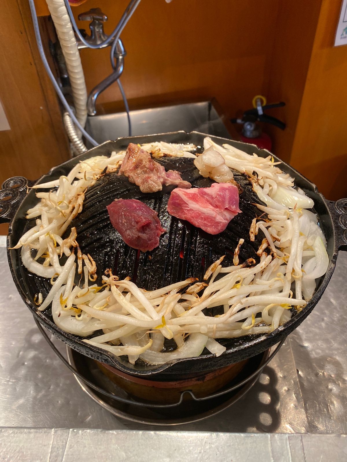 2日目は昼からジンギスカンビール。
美味しくないはずがない。
