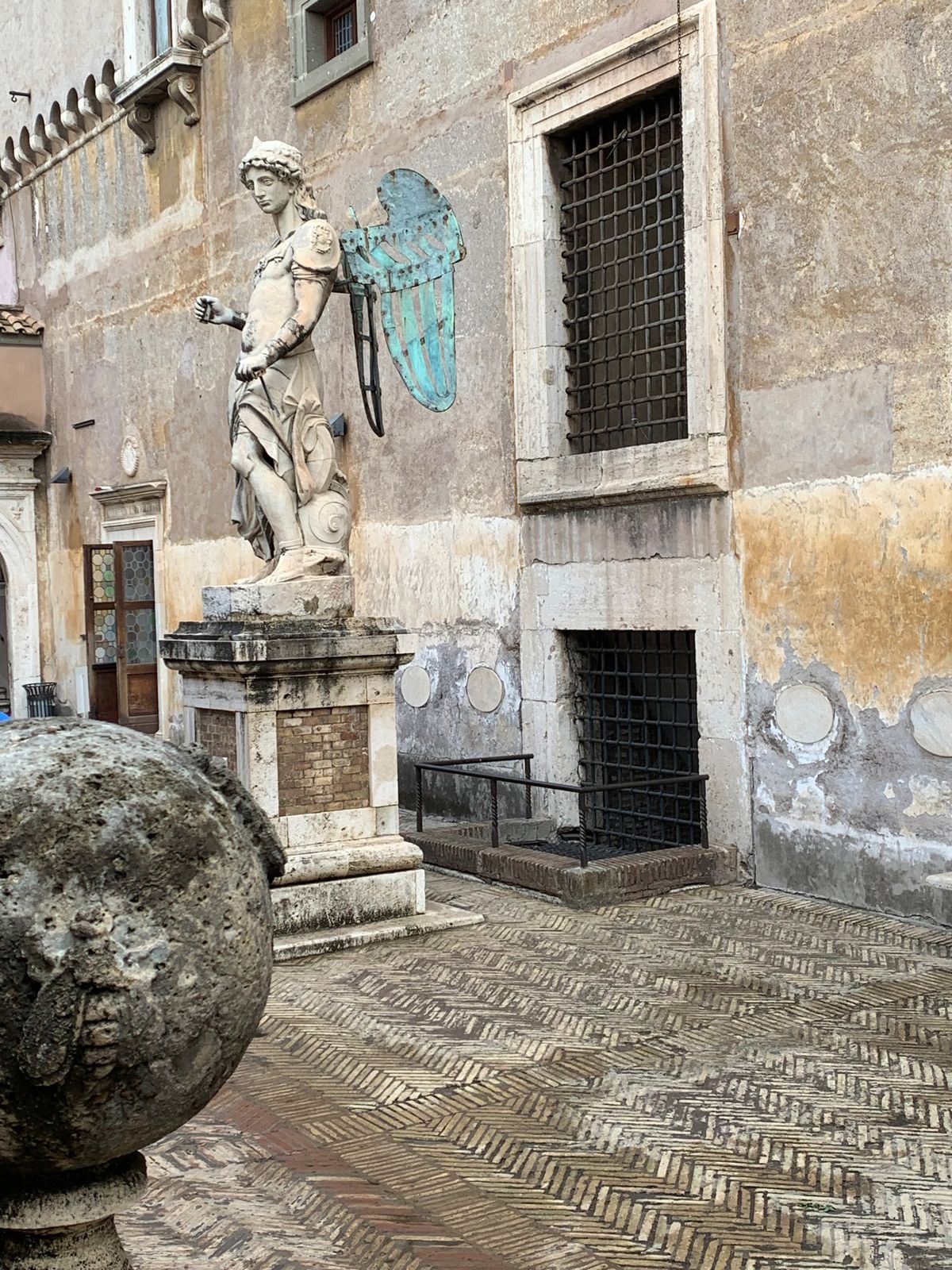 Romaに行ったら、必ず訪れるサンタンジェロ城。
今回、初めて中へ。
一番...