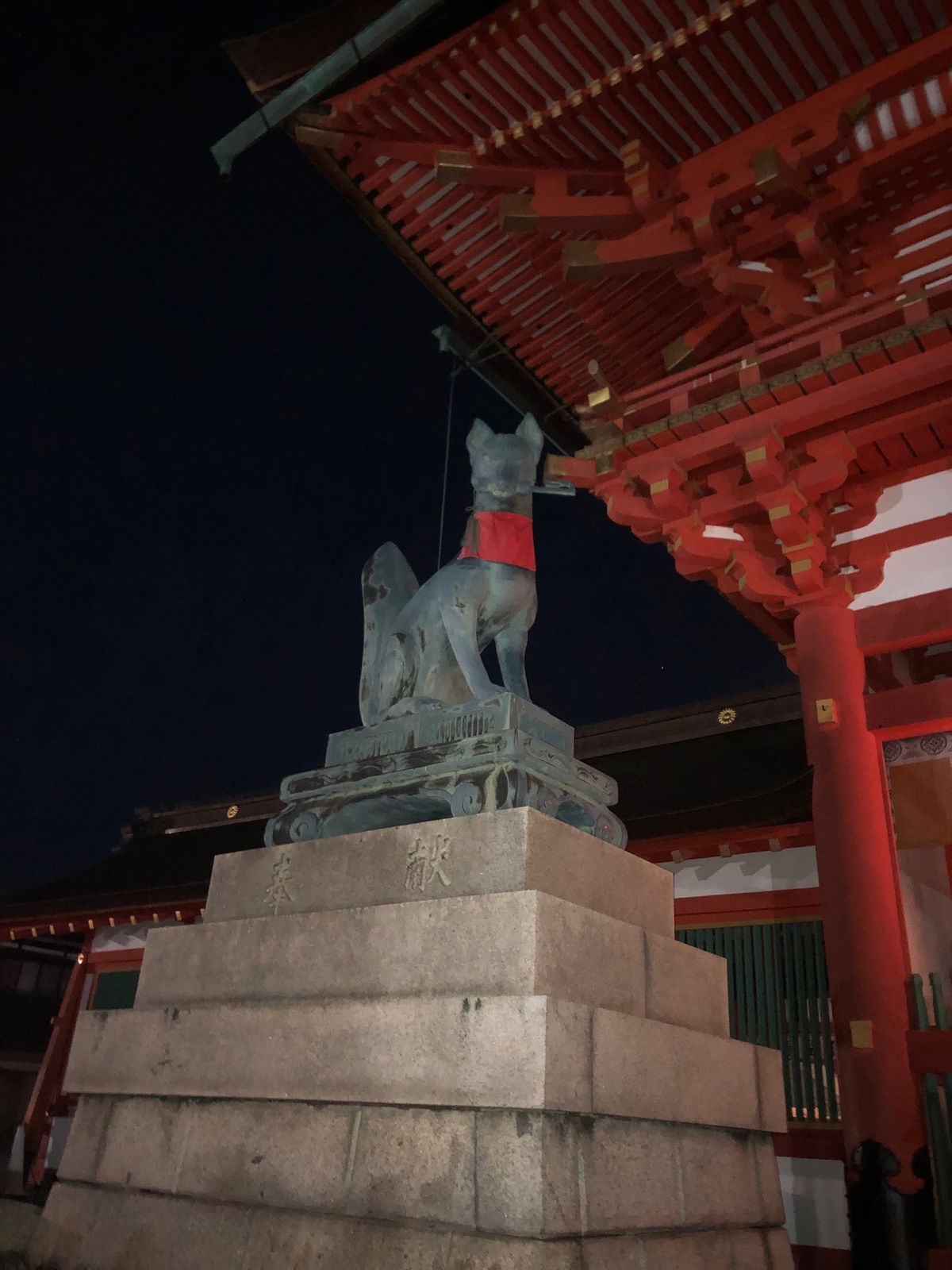 京都の夜に伏見稲荷大社へ。
登って登ってとにかく登る！