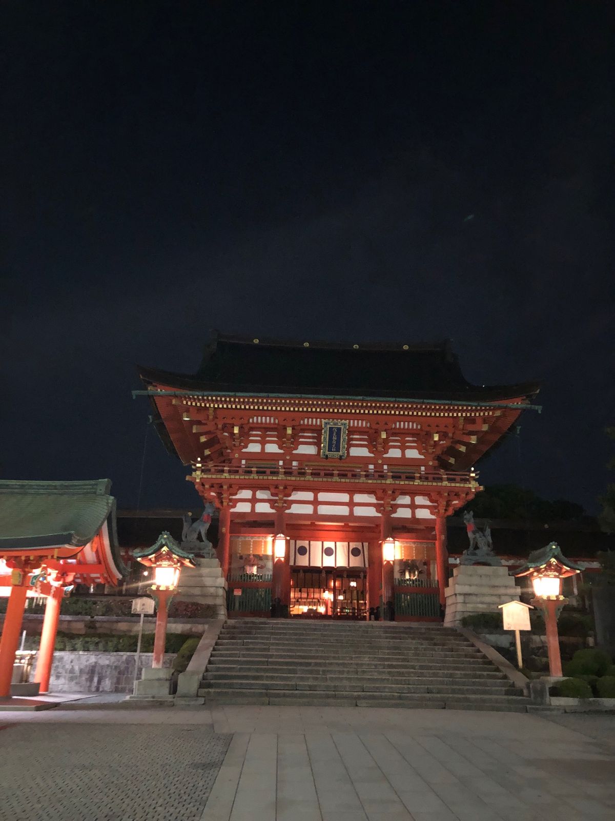 京都の夜に伏見稲荷大社へ。
登って登ってとにかく登る！