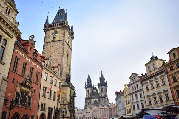 チェコ共和国・プラハ「チェコ旅行」の写真：旧市街広場
ティーン教会