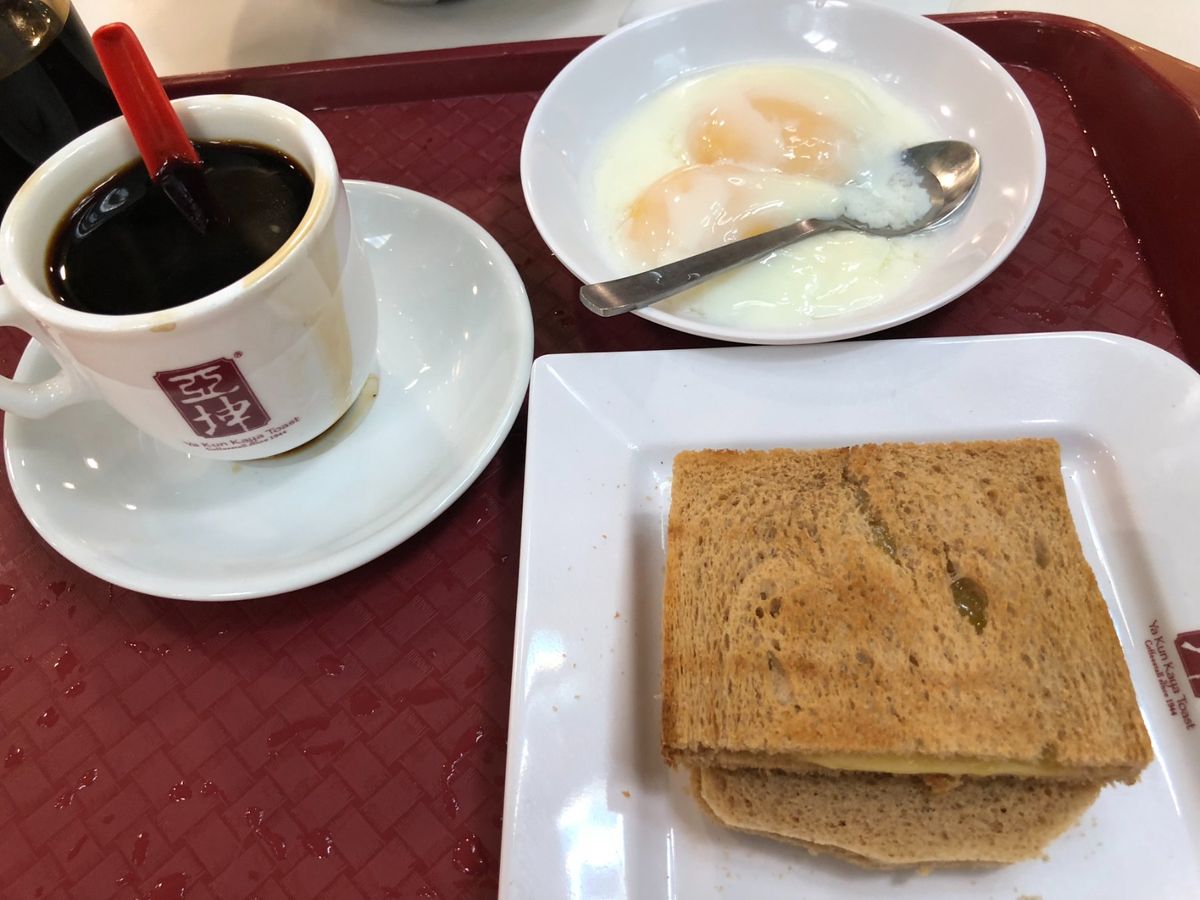 ホテルと空港で
シンガポールスリング、カヤトースト