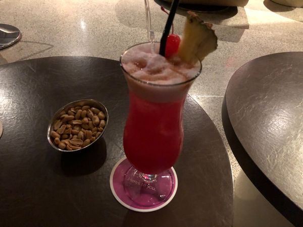 マレーシア・クアラルンプール「クアラルンプール経由シンガポール旅行」の写真：ホテルと空港で
シンガポールスリング、カ...