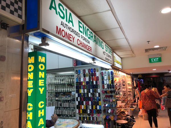 マレーシア・クアラルンプール「クアラルンプール経由シンガポール旅行」の写真：LUCKY　PLAZA
タグ屋とチキンライス