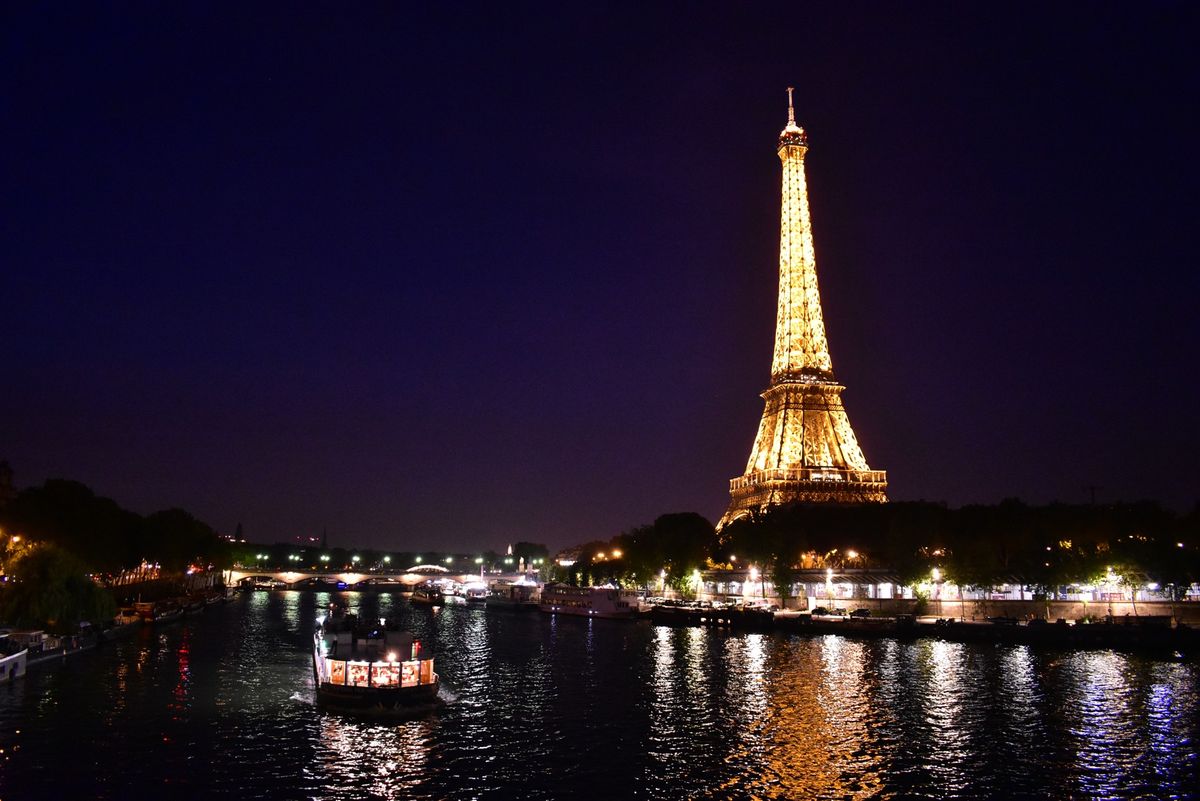 夜のエッフェル塔