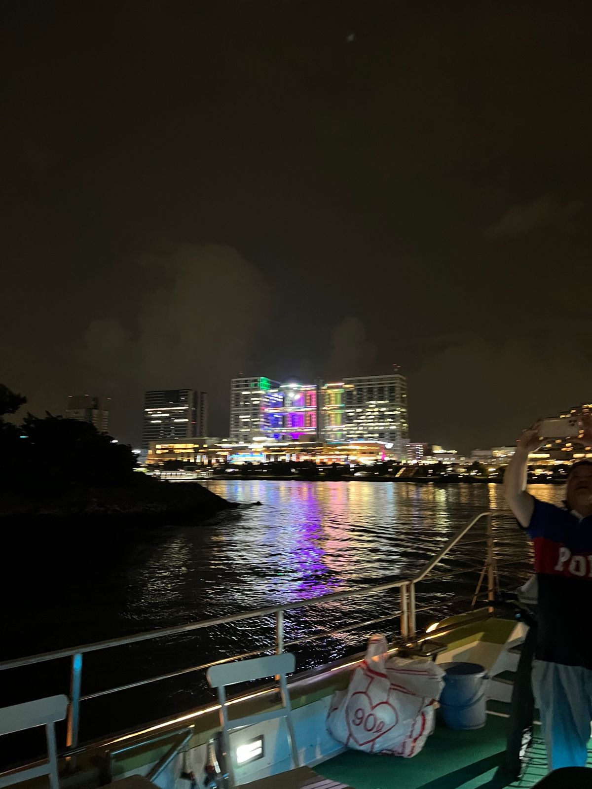 お台場前で停泊しBBQ スタート
夜はお台場とレインボーブリッジと東京タワ...