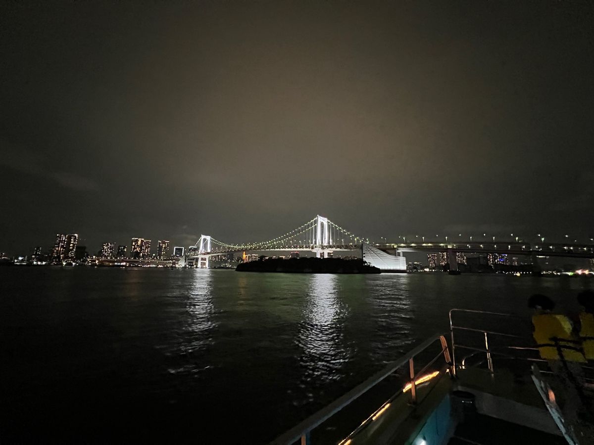 お台場前で停泊しBBQ スタート
夜はお台場とレインボーブリッジと東京タワ...