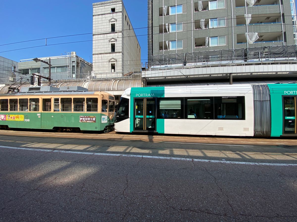 富山駅！
思ったより都会だった！
路面電車もある！