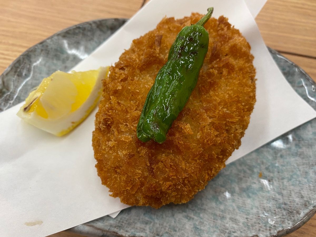 氷見の魚市場食堂で食べた海鮮丼、白エビコロッケ！
最高の朝ご飯！
