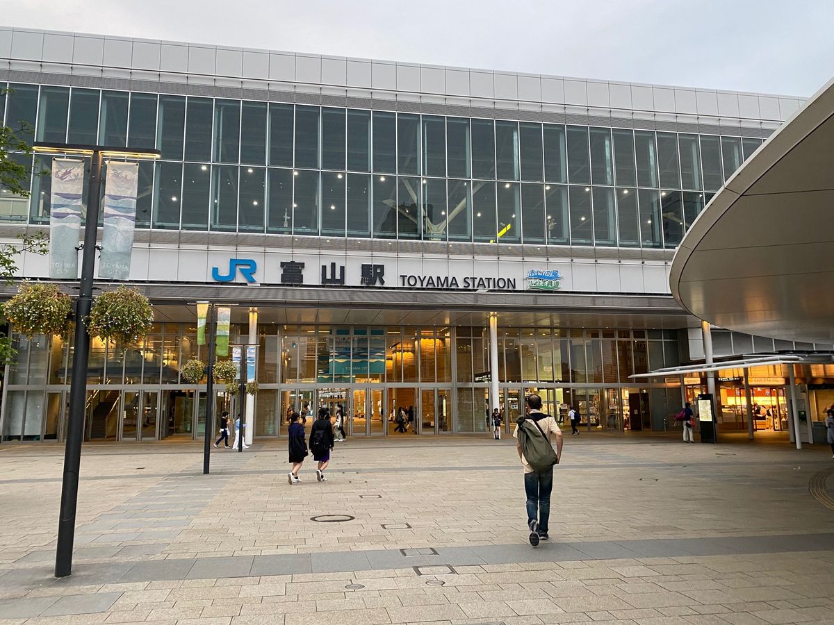 富山駅！
思ったより都会だった！
路面電車もある！